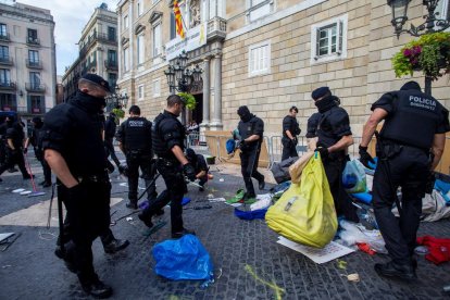 Els Mossos, en el desallotjament de l’acampada independentista, ahir.