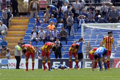 Álex Albístegui lluita per una pilota davant de dos jugadors de l’Hèrcules, en una acció del partit disputat ahir al Rico Pérez d’Alacant.