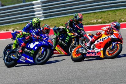 Màrquez va agafar la sortida com un míssil i va avantatjar després del primer revolt Johann Zarco i Maverick Viñales, i poc després va fer el mateix amb Andrea Iannone per distanciar-se.