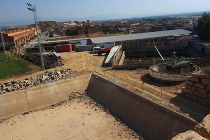 La pista, en primer terme, es construeix sobre el vell dipòsit.