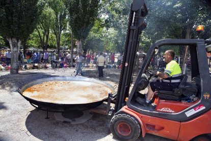 Els organitzadors van utilitzar un carretó elevador per moure la paella.