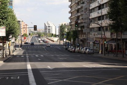 Les piscines del barri de Balàfia de Lleida, plenes ahir de banyistes.