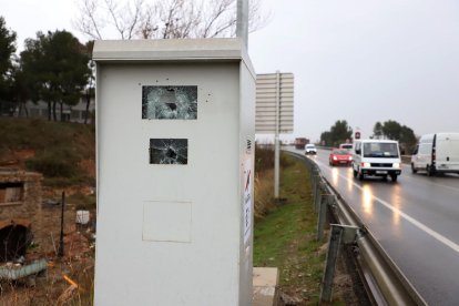 Así quedó el radar que hay en la C-12 a la altura de la Escola Alba. 