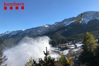 Una avioneta dels Bombers, en el moment de fer una descàrrega.