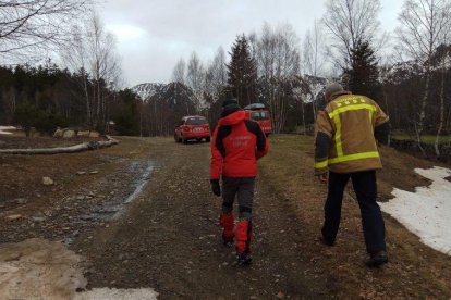 Momento en el que el excursionista fue localizado por Bomberos. 