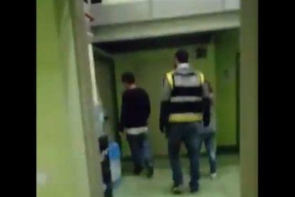 VÍDEO. Un policía el 1-0 en la sede de Bienestar en Lleida: ¡'La documentación!