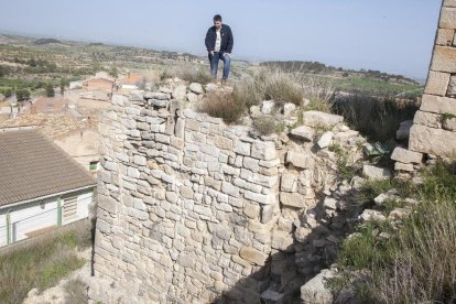 El alcalde, mostrando la grieta que ha aparecido en el muro de cierre del ala oeste. 