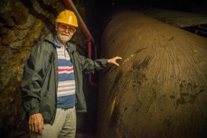 Ramon Solsona en la central de Tavascan, un escenario de la obra.