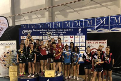 Las jugadoras del Villart Logístic Balaguer, a la izquierda, con el trofeo de subcampeonas.