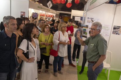 L’alcaldessa de Tàrrega a l’estand de Gema, entitat fundadora de la Fira del Mediambient.