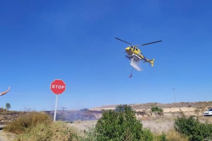 Moment en què l’helicòpter efectuava una de les descàrregues.