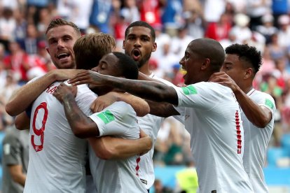 Harry Kane es felicitado por sus compañeros tras anotar de penalti el quinto tanto de su equipo antes del descanso.