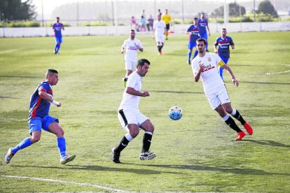 Un jugador del Borges intenta controlar el balón durante el encuentro de ayer.