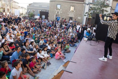 El mag peruà Allen Camero, conegut com Lynch, durant l’espectacle, que va seguir un nombrós públic.