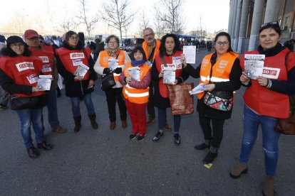 Los sindicatos CCOO y UGT estuvieron ayer en el mercado del Camp d’Esports repartiendo octavillas.