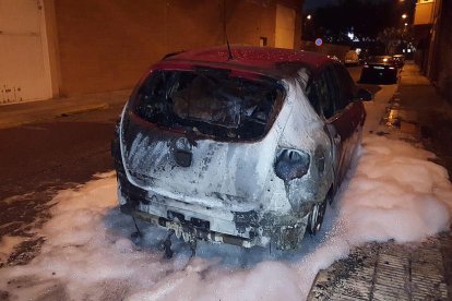 Imagen del vehículo incendiado en la calle Miquel de Cortiada. 