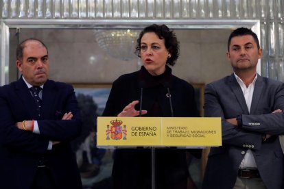 Magdalena Valerio, amb els presidents d’ATA, Lorenzo Amor, i UPTA, Eduardo Abad, ahir.