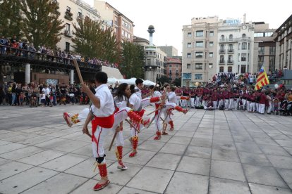 Una de les actuacions de grups de cultura popular, ahir al Correllengua a la plaça Sant Joan.