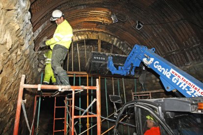 Obras para la reconstrucción del túnel de Montclar en el Canal Principal.