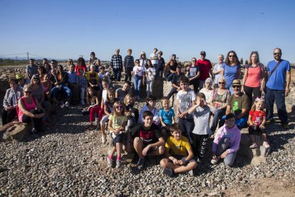 Foto de família dels veïns que van visitar el Molí de l’Espígol de Tornabous.