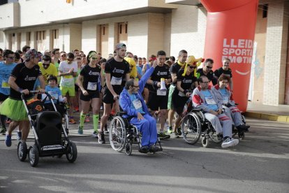 Varios participantes en la salida de la carrera inclusiva de 1 kilómetro.