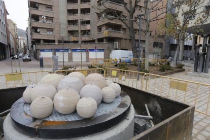 La nova font de la plaça Pare Sanahuja, prop de l’escultura d’Aguiló (al fons a la dreta).