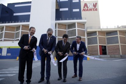 D’esquerra a dreta, Van Bonzel, Larrosa, Miranda i De Willdt tallen la cinta de la nova planta.