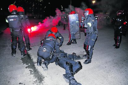 Agentes de la Ertzaina atienden a su compañero en las proximidades de San Mames.