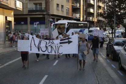 Decenas de vecinos cortaron ayer la circulación desde el Escorxador hasta la calle Acadèmia. 