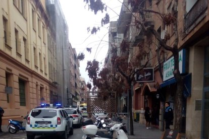 Dispositivo policial por la reyerta, ayer, en Lleida.