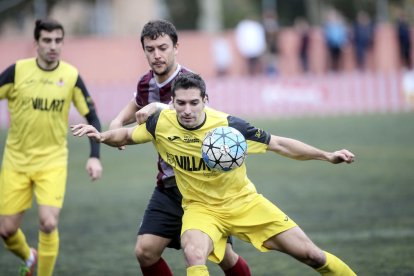 Un jugador del Balaguer defensa la pilota davant la pressió d’un jugador del Júpiter. 