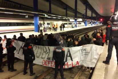 Els manifestants, a les vies de l'estació de Lleida.