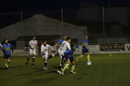 Valero pressiona un jugador de l’Igualada en una de les accions que van tenir lloc al partit disputat ahir.