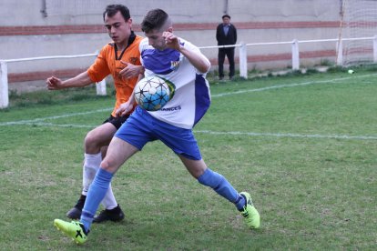 Un jugador del Ponts disputa la bimba amb un altre de la Seu.