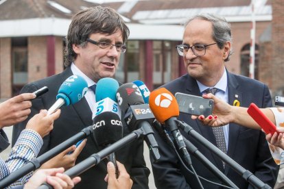 Carles Puigdemont y Quim Torra responden a la prensa tras su reunión en Waterloo. 