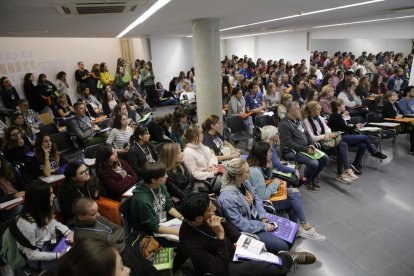 Los más de 190 voluntaros recibieron formación ayer en el centro cívico del Centre Històric antes de empezar el recuento.