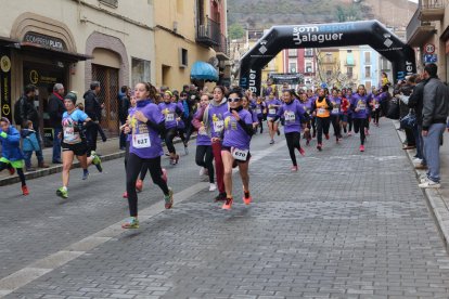 Moment en què les més de mil participants prenen la sortida des de la plaça Mercadal de la capital de la Noguera.