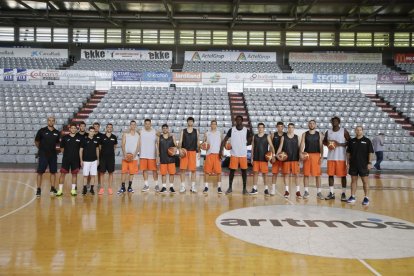 El cuerpo técnico y la plantilla del Força Lleida posaron ayer en el Barris Nord en la primera jornada de la pretemporada.