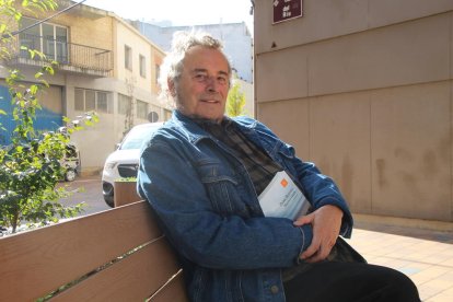 El poeta Pere Rovira, ahir a Lleida amb el dietari ‘Música i pols’.