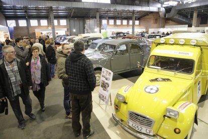 Uno de los vehículos de la marca Citroën, que cumple 70 años, expuestos en el recinto ferial.