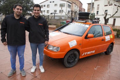 Los hermanos Roger y Arnau Alsina junto a su coche para el raid.