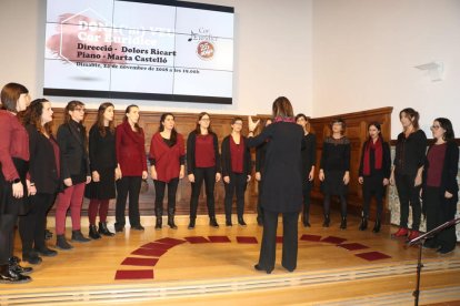 Un momento de la actuación del Cor Euridice en la Aula Magna del IEI el pasado sábado.