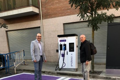 La nova zona de càrrega elèctrica per a cotxes al Pont.