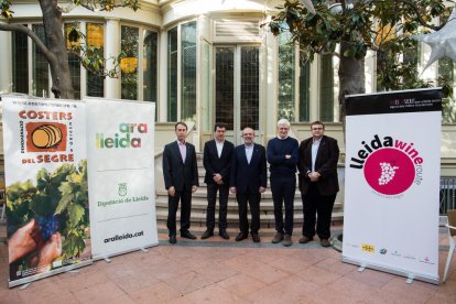 El president de la Diputació, Joan Reñé (centre), en la presentació de la ruta del vi a Barcelona.