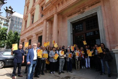 Los alcaldes de Esquerra, ante la subdelegación del Gobierno antes de registrar las cartas.