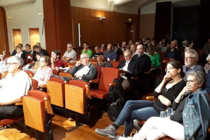 Uno de los debates en La Seu durante la jornada de ayer.