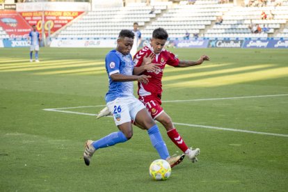 Joanet intenta controlar una pilota en el partit amb el Nàstic.