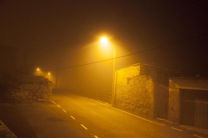 El cable desprès a baixa altura al mig d’una densa boira a Puigverd d’Agramunt.