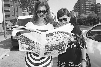 Estrena de SEGRE - Amb la seua amiga Tere Cunillera el 12 de setembre del 1997, Alborch també va felicitar l’aparició el dia anterior del primer número de l’edició en català de SEGRE.