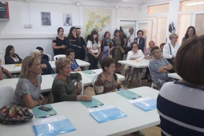 Los vecinos que ayer asistieron a la inauguración del aula de música de La Pobla de Cérvoles. 